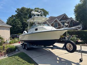 Hydra-Sports 230 Seahorse WA 2000 Hydra-Sports 230 Seahorse WA boat on trailer in residential driveway.