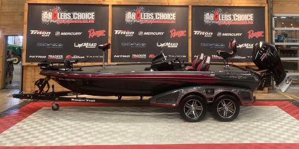 Ranger Z520R 2022 Ranger Z520R bass boat displayed indoors with promotional banners in the background.