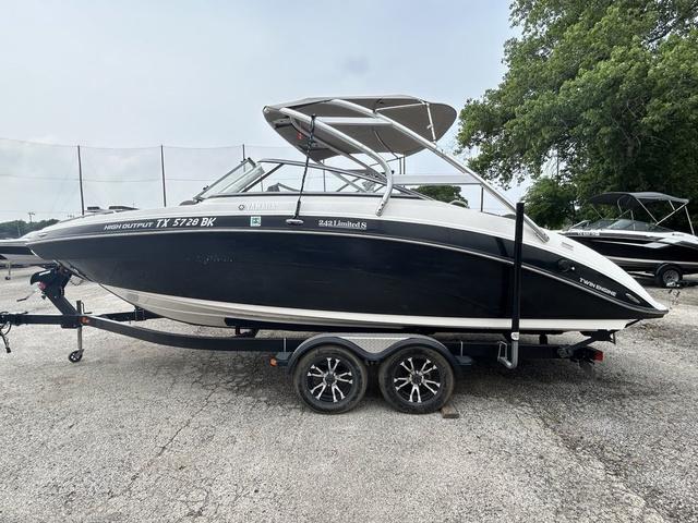 2011 Yamaha Boats 242 Limited