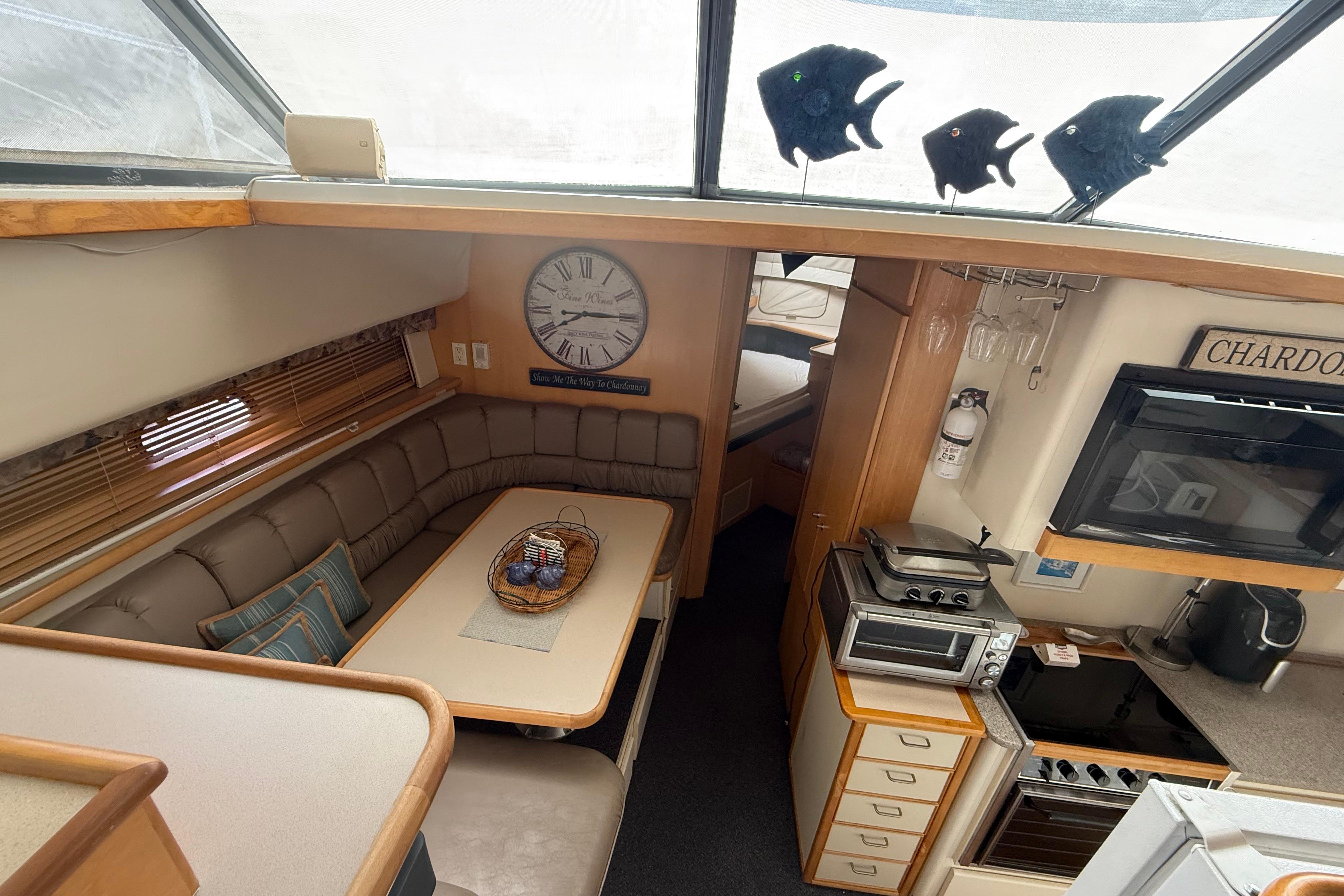 1998 Carver 440 Aft Cabin Motor Yacht