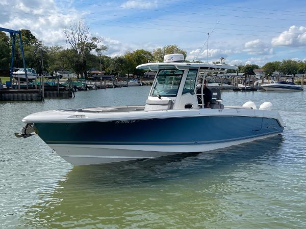 2022 Boston Whaler 330 Outrage