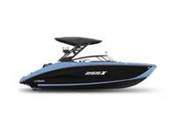 Yamaha Boats 255XD 2025 Yamaha Boats 255XD, sleek black and blue design, side view.