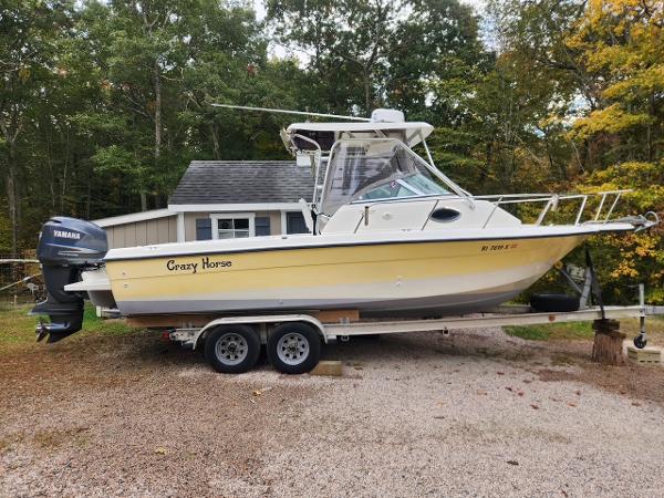 Hydra-Sports Lightning 230 WA 2005 Hydra-Sports Lightning 230 WA boat on trailer, parked outdoors.