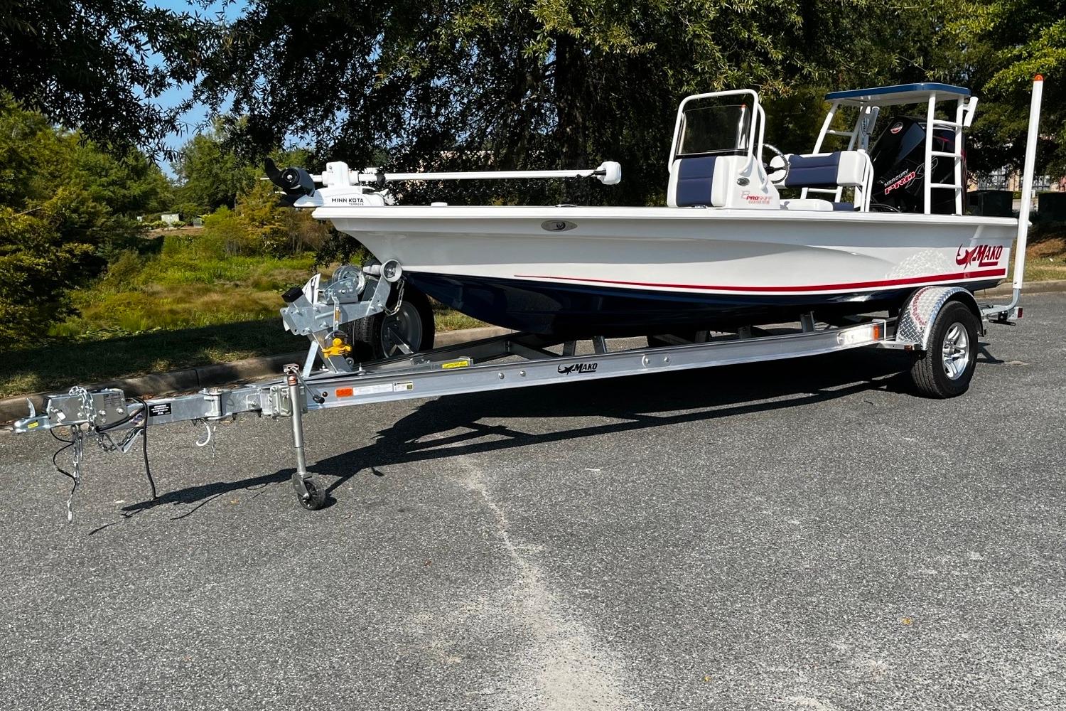 Mako Pro Skiff 18 Patriot Edition 2025 Mako Pro Skiff 18 Patriot Edition on trailer, parked outdoors.