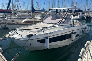 Beneteau Flyer 9 SUNdeck 2025 Beneteau Flyer 9 SUNdeck moored in a marina, surrounded by other boats.