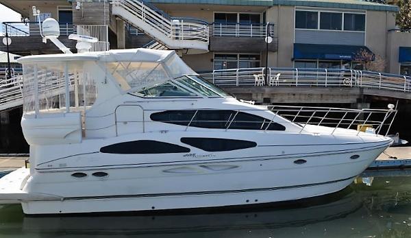 2005 Cruisers Yachts 405 Express Motoryacht