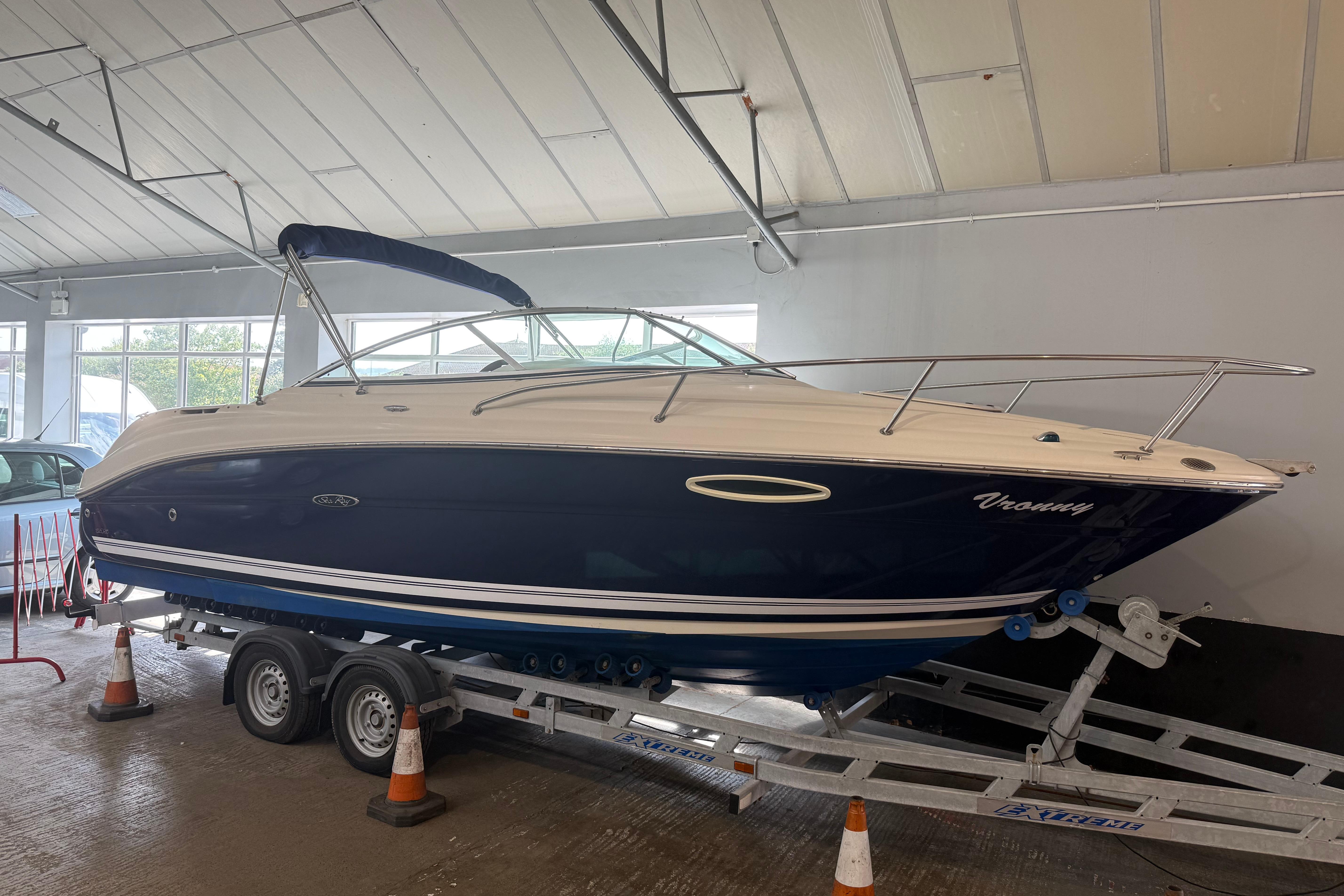 Sea Ray 215 Weekender 2006 Sea Ray 215 Weekender boat on trailer in indoor showroom.