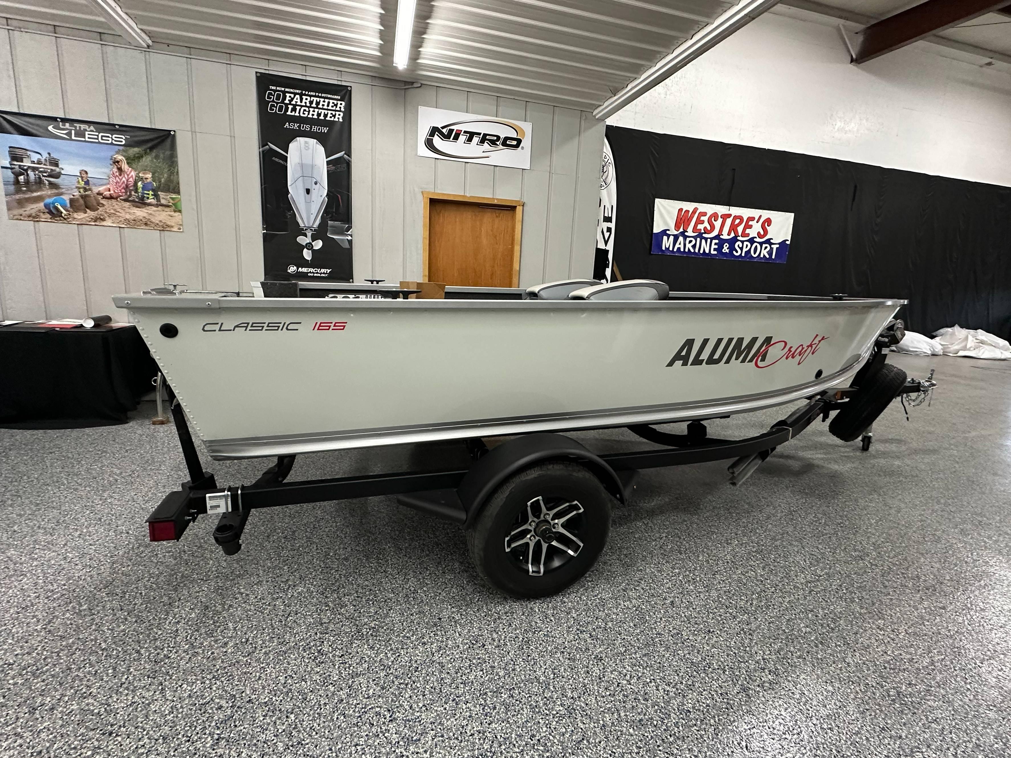 Alumacraft Classic 165 Tiller 2024 Alumacraft Classic 165 Tiller boat on display in showroom.