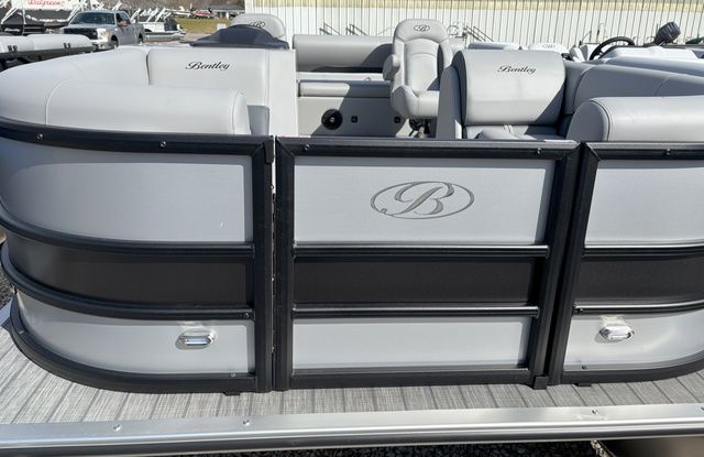 2025 Bentley Pontoons Legacy 200 Swingback