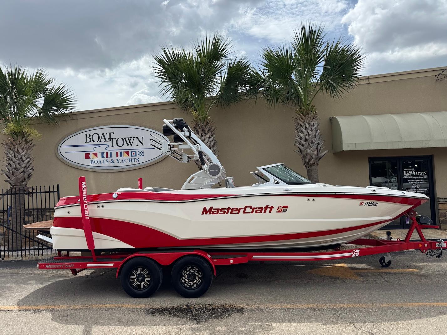 MasterCraft XT23 2018 MasterCraft XT23 boat on trailer at Boat Town dealership.