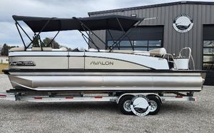 Avalon Platinum Catalina 2585 Cruise Rear Bench 2025 Avalon Platinum Catalina 2585 Cruise Rear Bench pontoon boat on trailer.