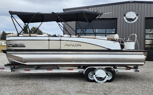 Avalon Platinum Catalina 2585 Cruise Rear Bench 2025 Avalon Platinum Catalina 2585 Cruise Rear Bench pontoon boat on trailer.