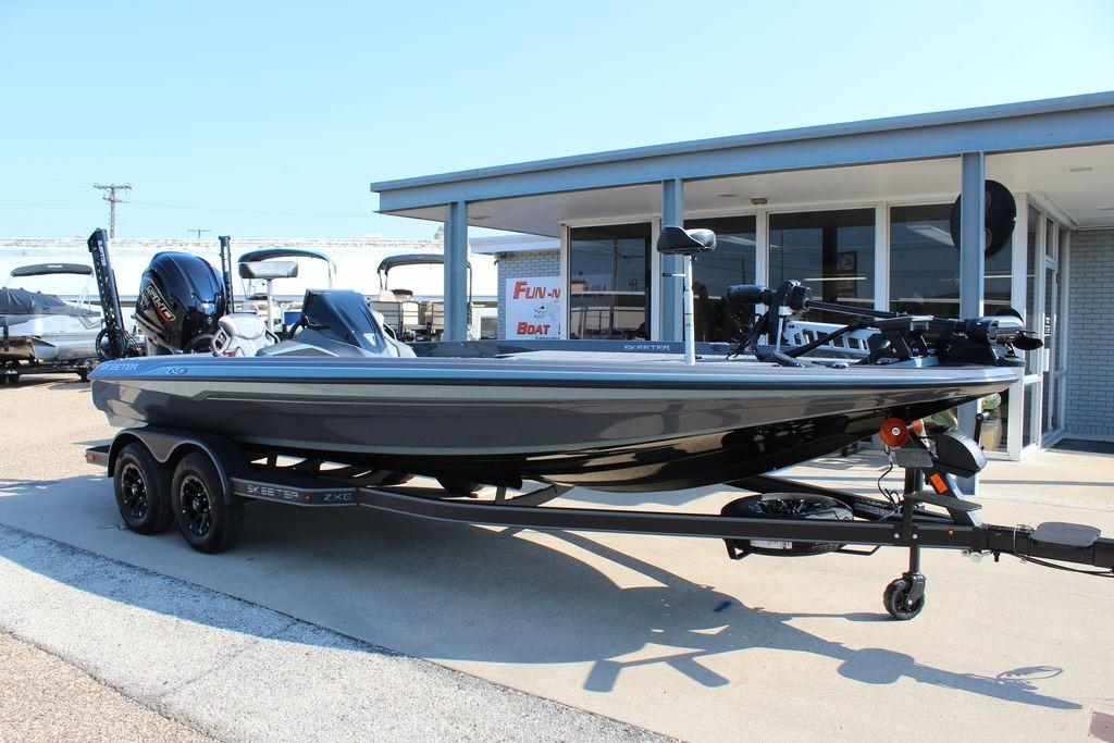 Skeeter ZXE21 2026 Skeeter ZXE21 boat on trailer outside dealership, showcasing sleek design and modern features.