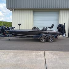 Ranger Z520R 2023 Ranger Z520R boat on trailer, parked outside a garage.