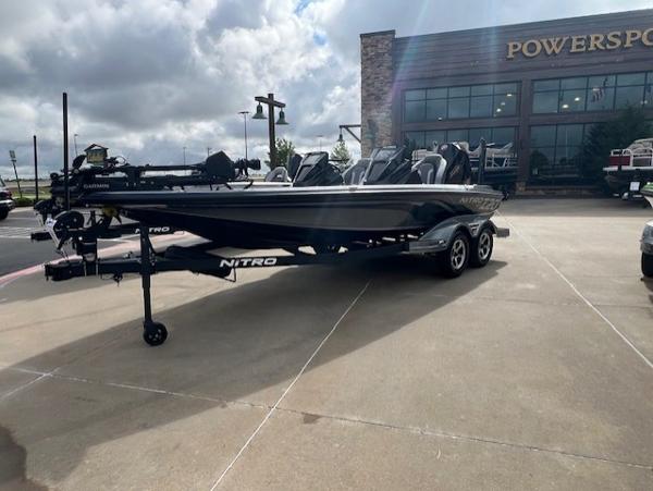 Nitro Z20 XL Pro 2025 Nitro Z20 XL Pro boat on trailer outside Powersport dealership.