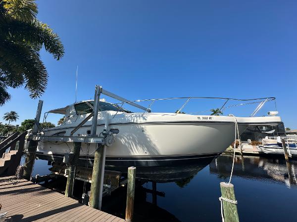 Tiara Yachts 3600 Sovran 2005 Tiara Yachts 3600 Sovran docked, clear blue sky background.