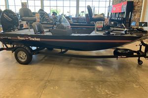 Tracker Bass Tracker Classic XL 2026 Tracker Bass Tracker Classic XL boat displayed in showroom with trailer.
