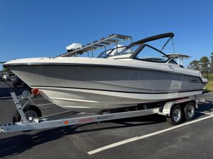 Boston Whaler 210 Vantage 2025 Boston Whaler 210 Vantage boat on trailer under clear blue sky.