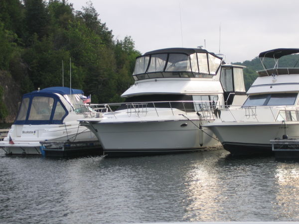 1990 Carver 3608 Aft Cabin