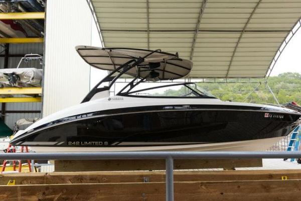 Yamaha Boats 242 Limited S E-Series 2016 Yamaha Boats 242 Limited S E-Series in storage, sleek black and white design.