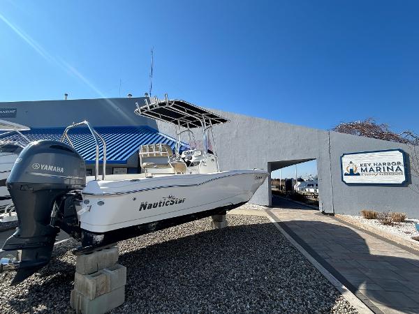 2019 NauticStar 231 Hybrid