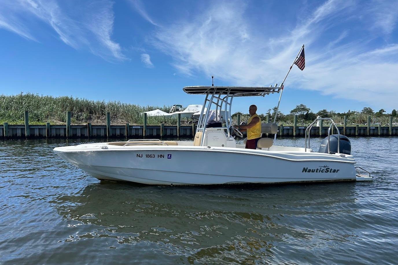 2019 NauticStar 231 Hybrid
