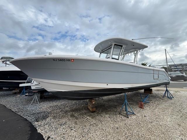 Robalo R302 Center Console