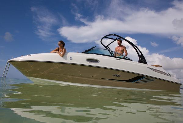 Sea Ray 260 Sundeck Manufacturer Provided Image