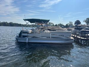 Harris FloteBote 200 Super Sunliner 2010 Harris FloteBote 200 Super Sunliner pontoon boat docked on a sunny lake.