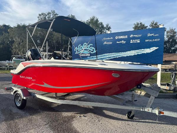 Bayliner Element M15 2024 Bayliner Element M15 boat in red on a trailer.