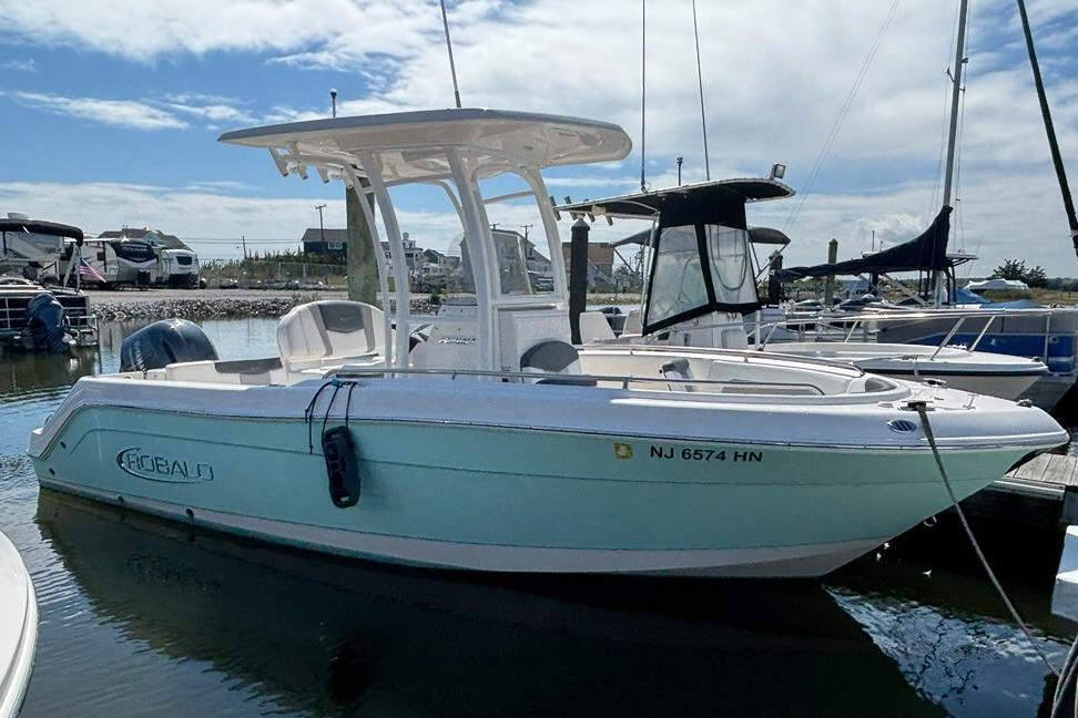 2020 Robalo R222 Center Console