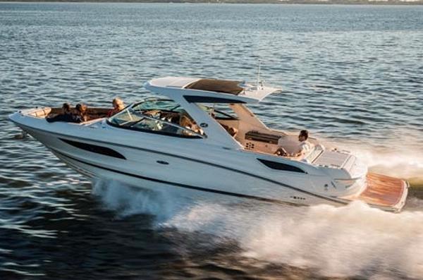 Sea Ray 350 SLX Cruising