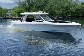 2022 Boston Whaler 350 Realm