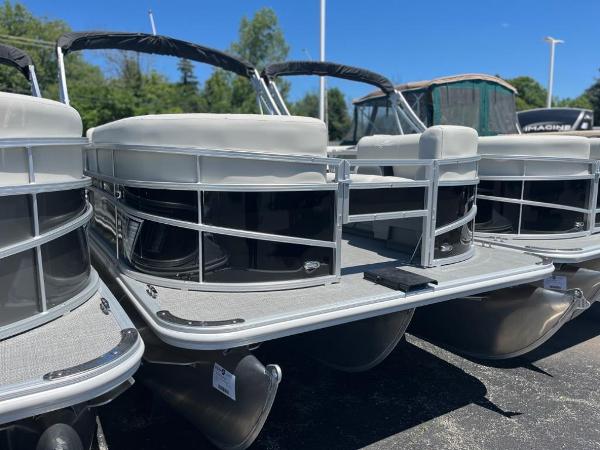 SunChaser Vista Fish 20 2024 SunChaser Vista Fish 20 pontoon boats displayed outdoors.