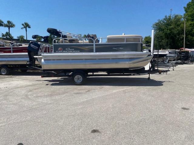 2025 Sun Tracker Party Barge 16 DLX