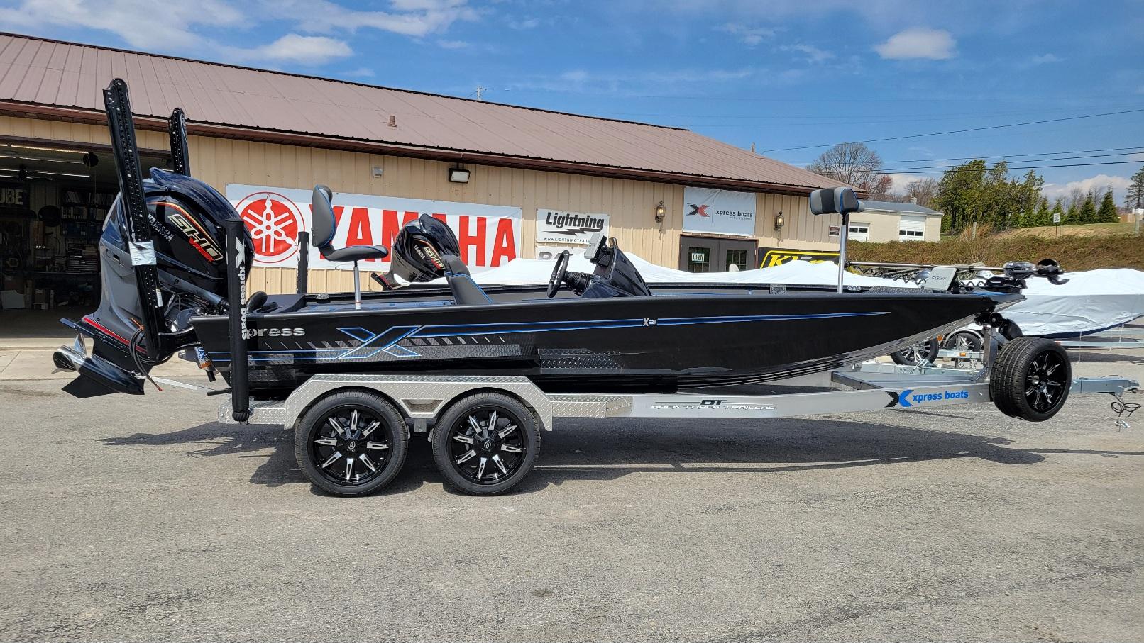 Xpress X21 Pro Bass LE package w/ Yamaha Vmax 250 (In stock!) 2025 Xpress X21 Pro Bass boat with Yamaha Vmax 250, parked outside dealership.