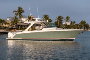 Tiara Yachts 38 LS