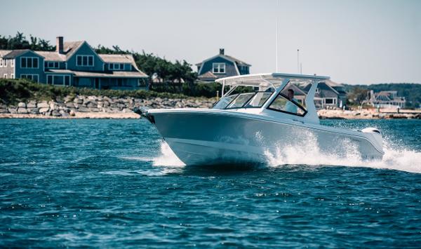 Edgewater 262 CX 2025 Edgewater 262 CX cruising on a scenic coastal waterway.