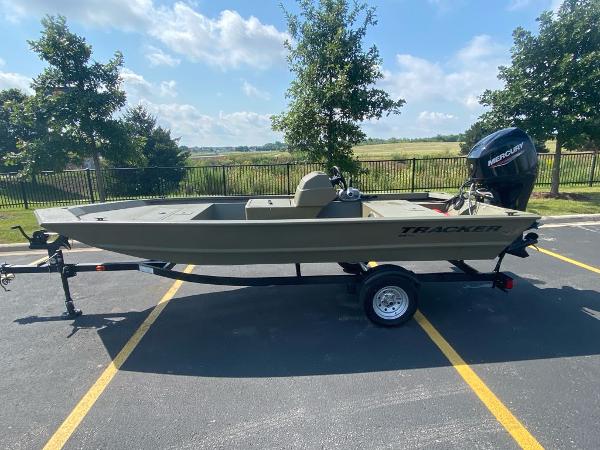Tracker Grizzly 1648 SC 2024 Tracker Grizzly 1648 SC boat on trailer in parking lot.