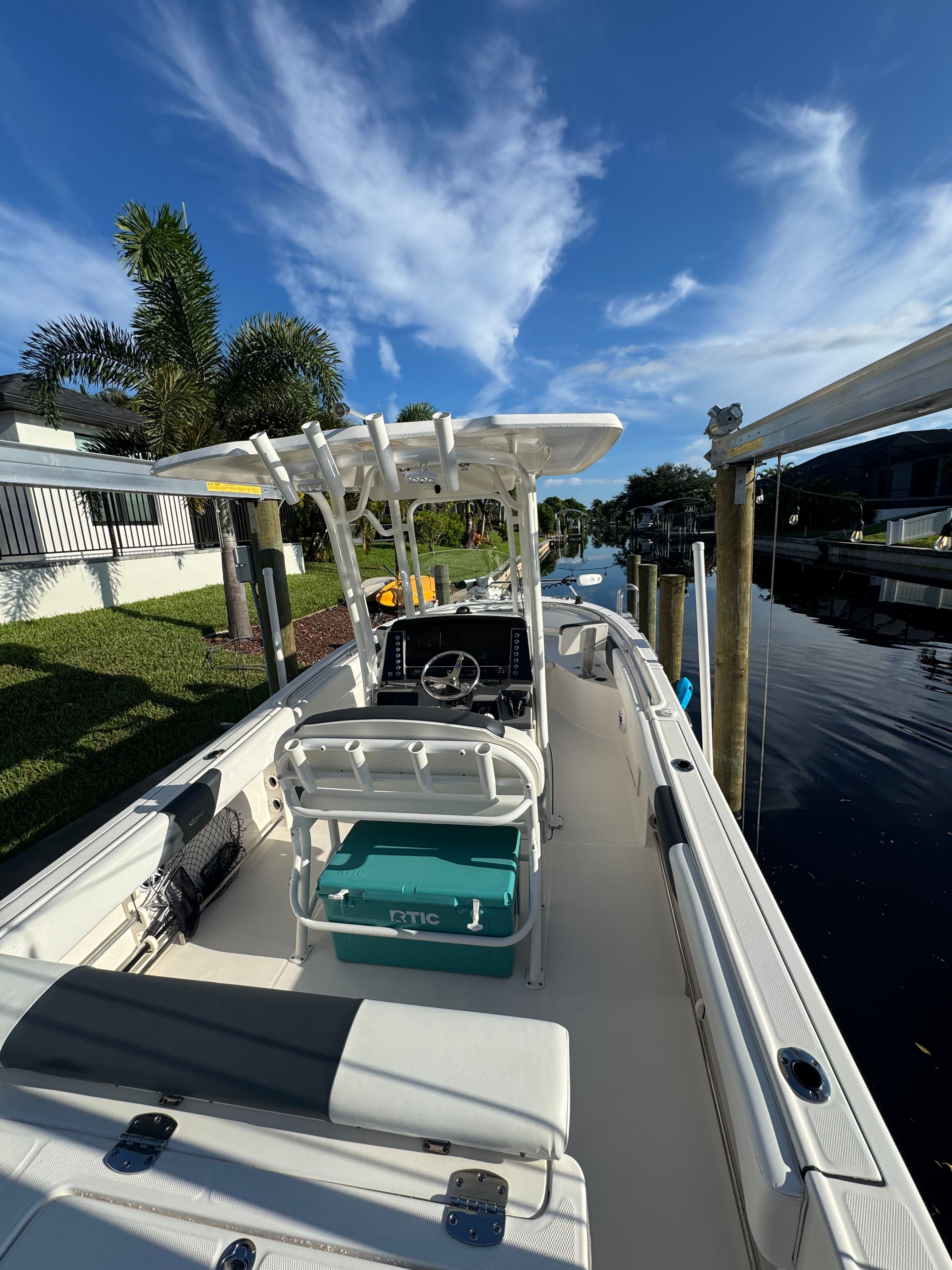 2021 Robalo R242 Center Console