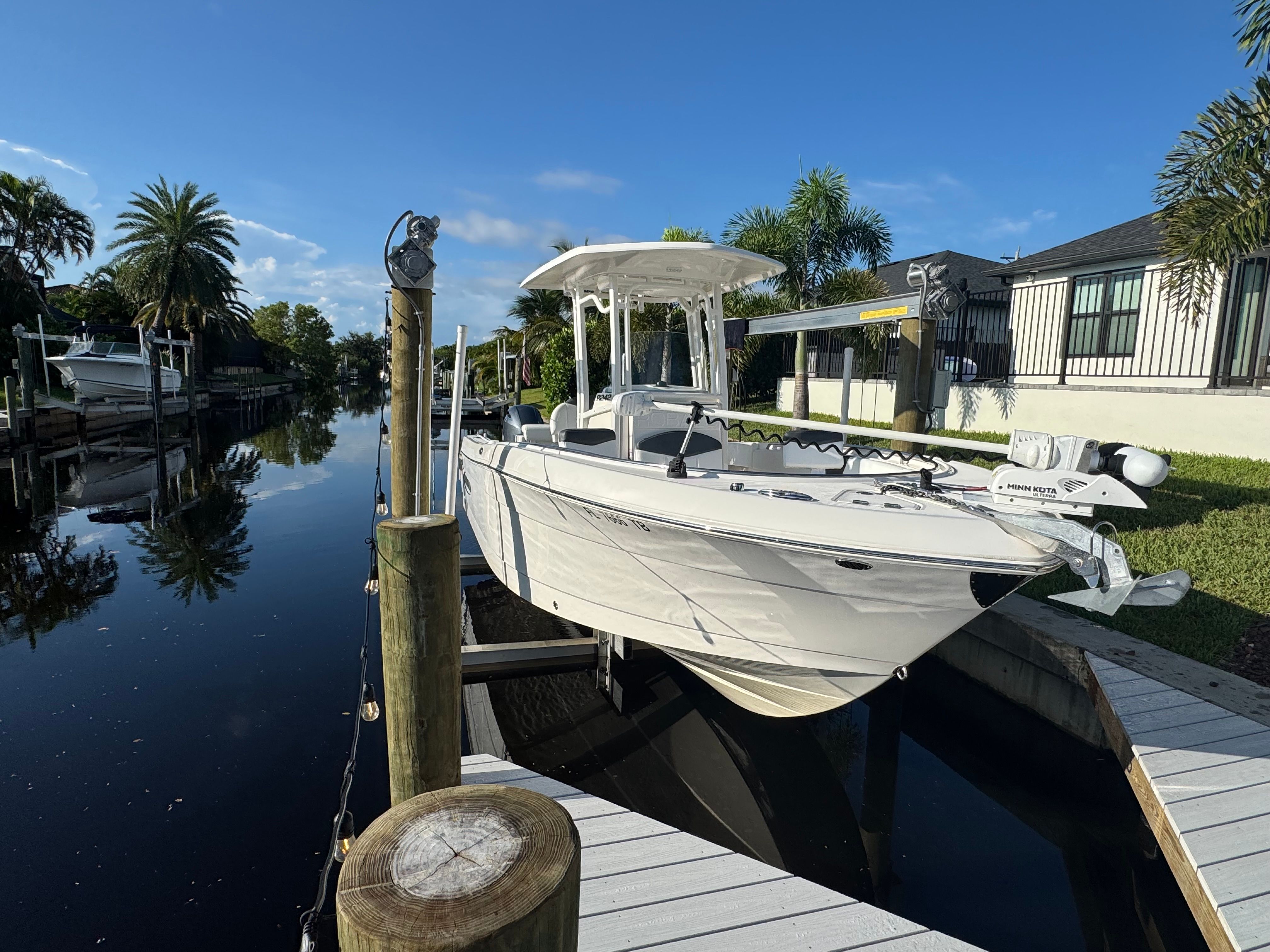 2021 Robalo R242 Center Console