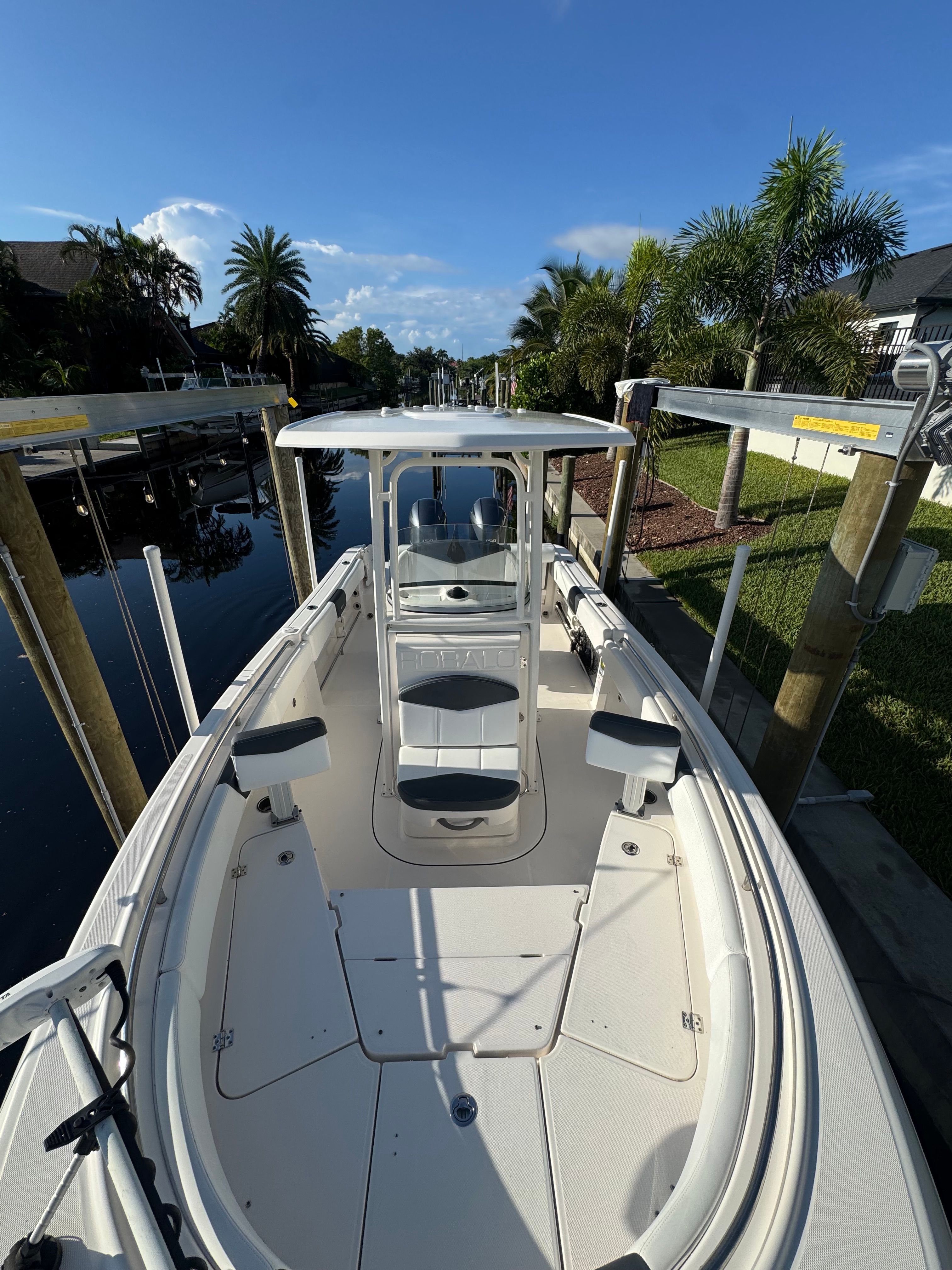 2021 Robalo R242 Center Console