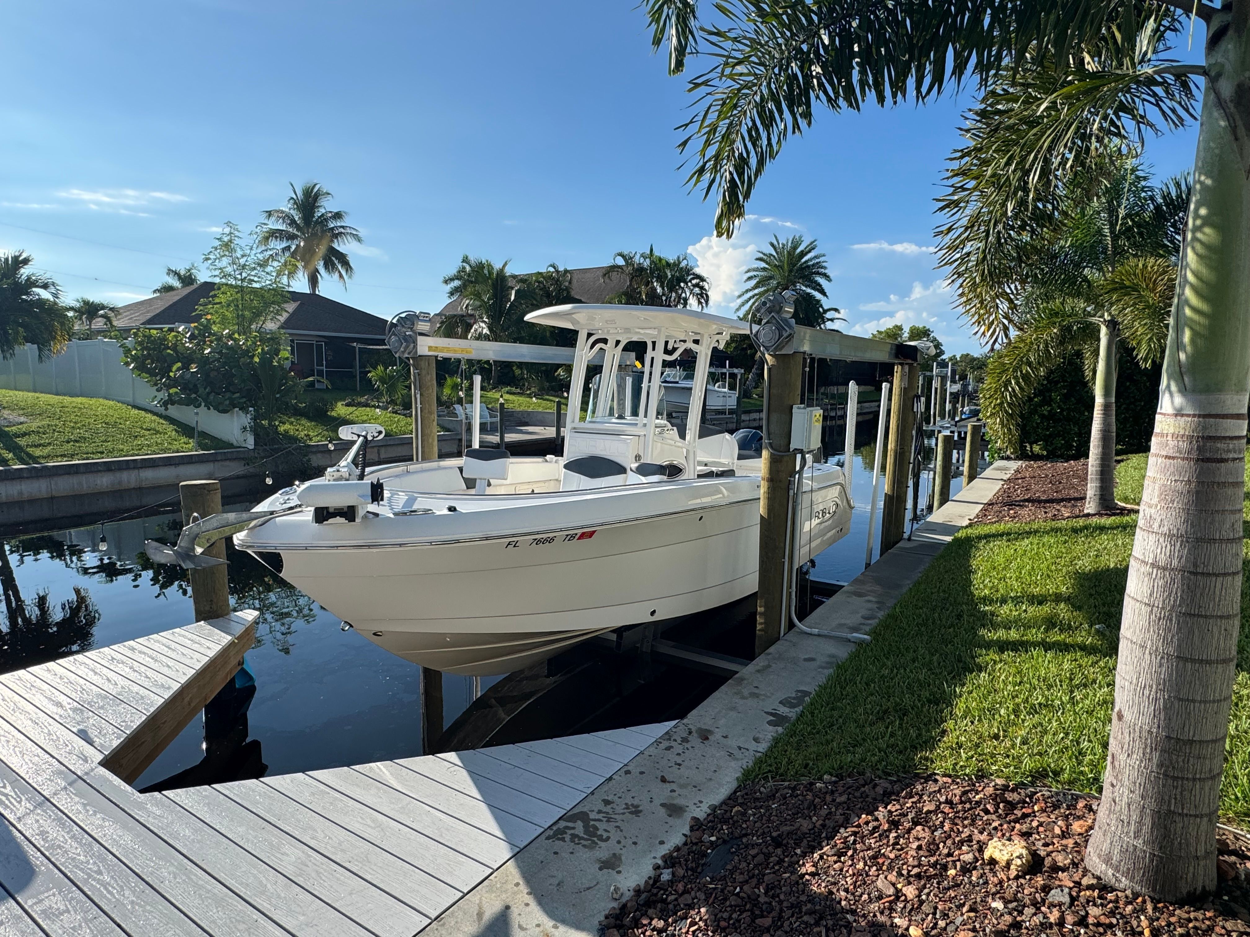 2021 Robalo R242 Center Console