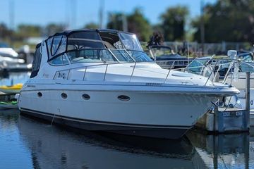 2000 Cruisers Yachts 3375 Express