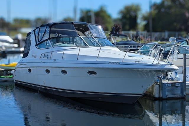 2000 Cruisers Yachts 3375 Express