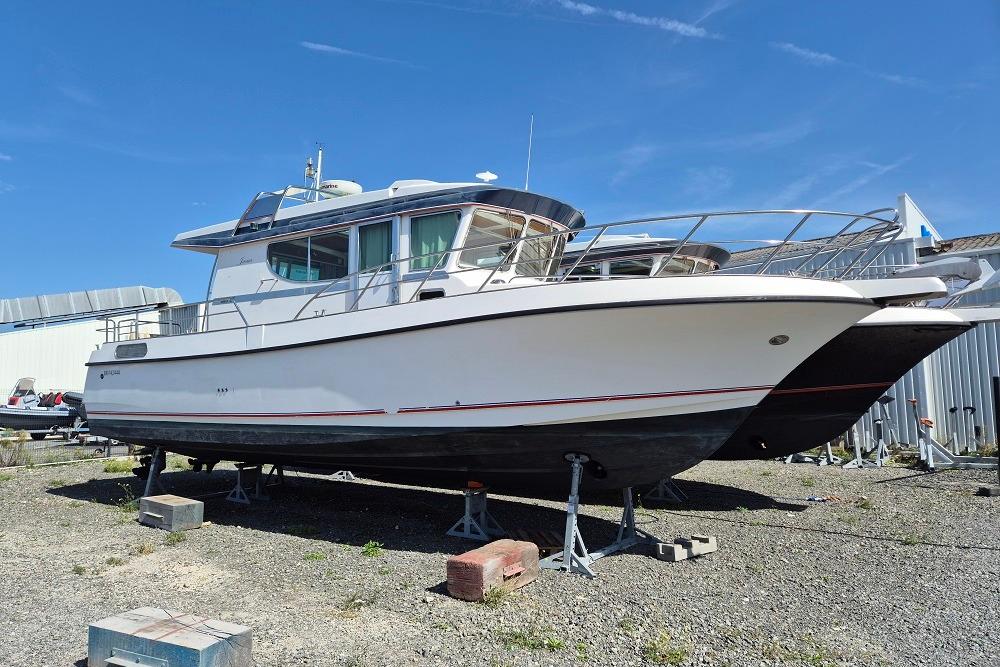Nord Star 37 Patrol 2012 Nord Star 37 boat on dry dock under clear blue sky.