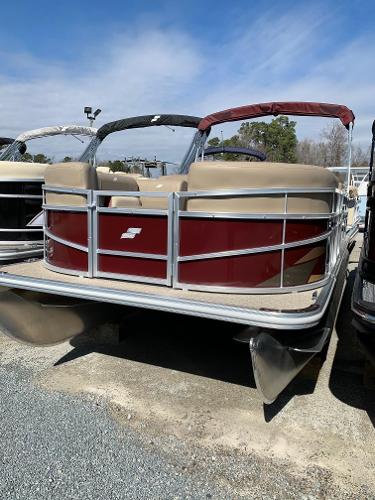 Starcraft LX20R 2024 Starcraft LX20R pontoon boat with red and beige design.