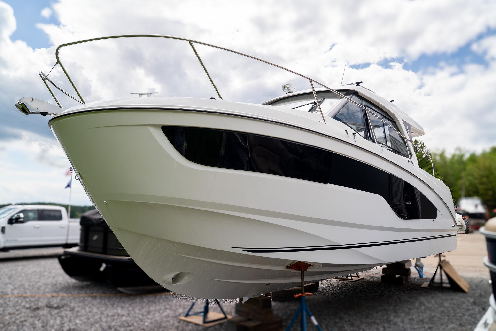 2025 Beneteau Antares 9