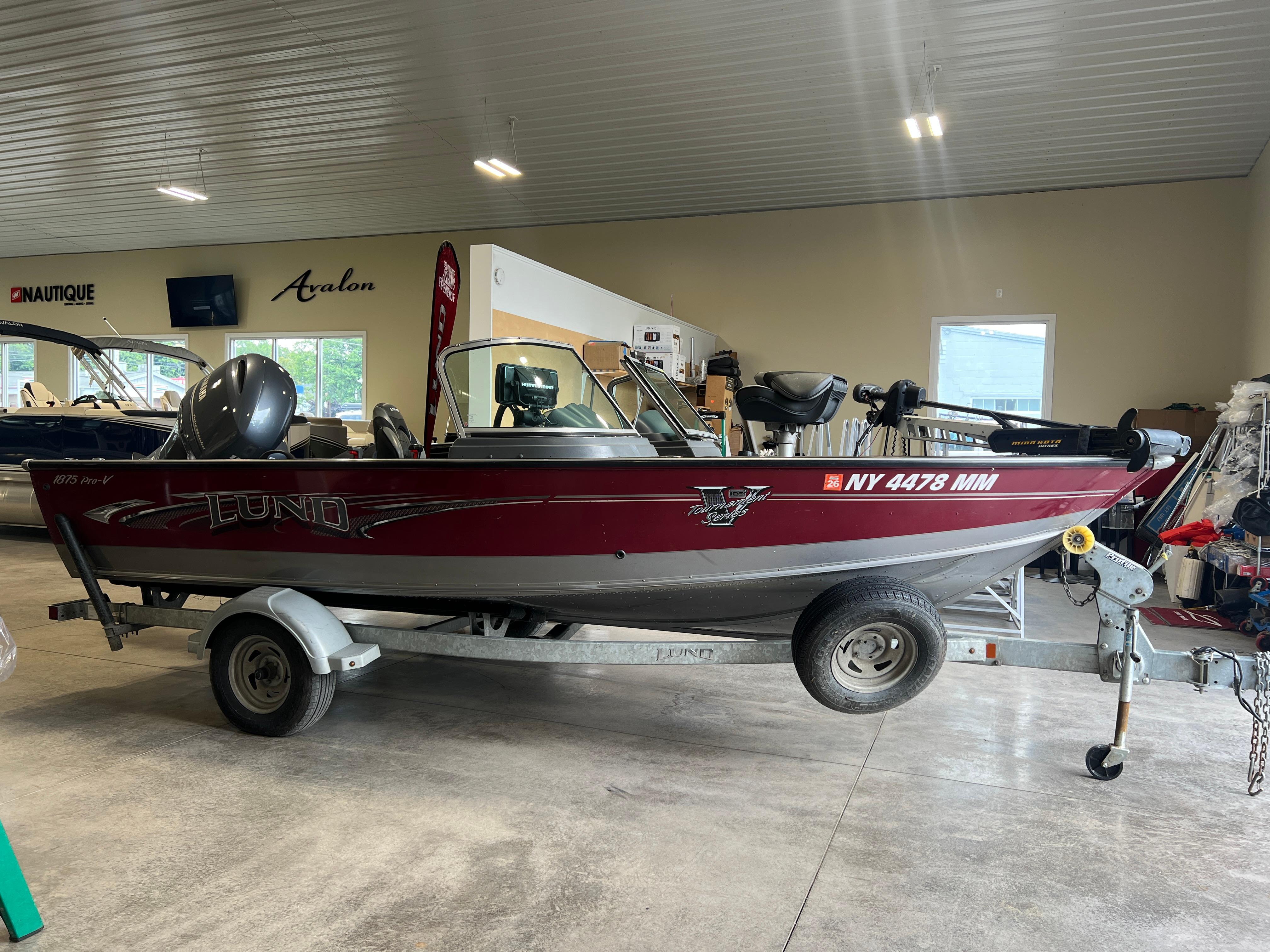 Lund 1875 Pro-V Sport 2017 Lund 1875 Pro-V Sport boat on trailer in showroom.