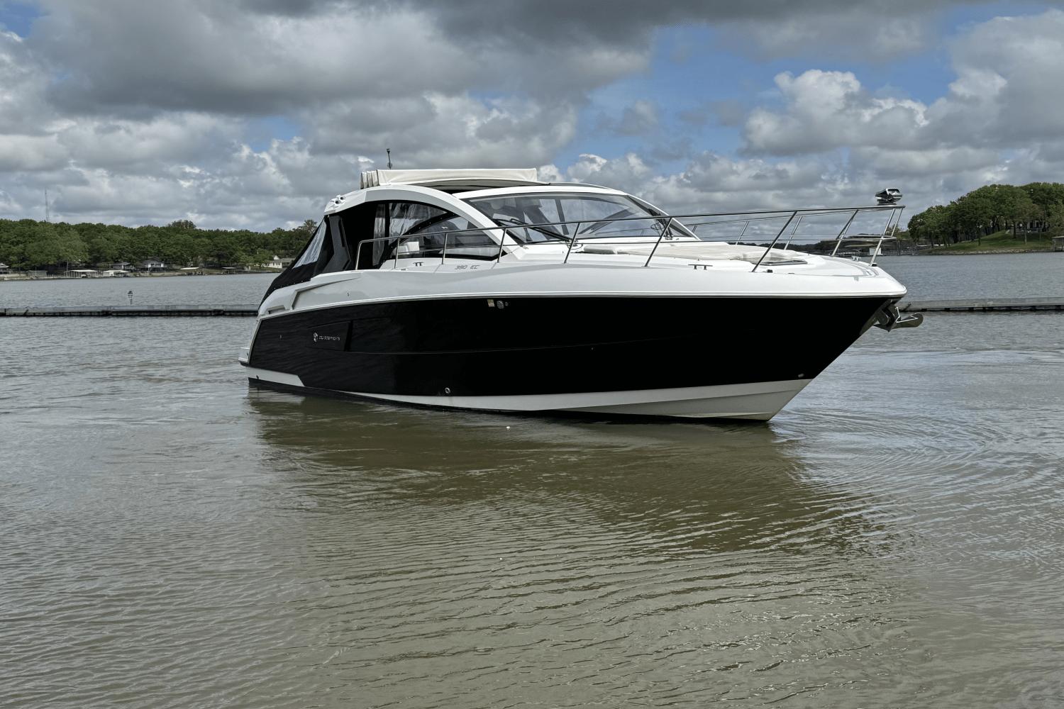 Cruisers Yachts 390 Express Coupe